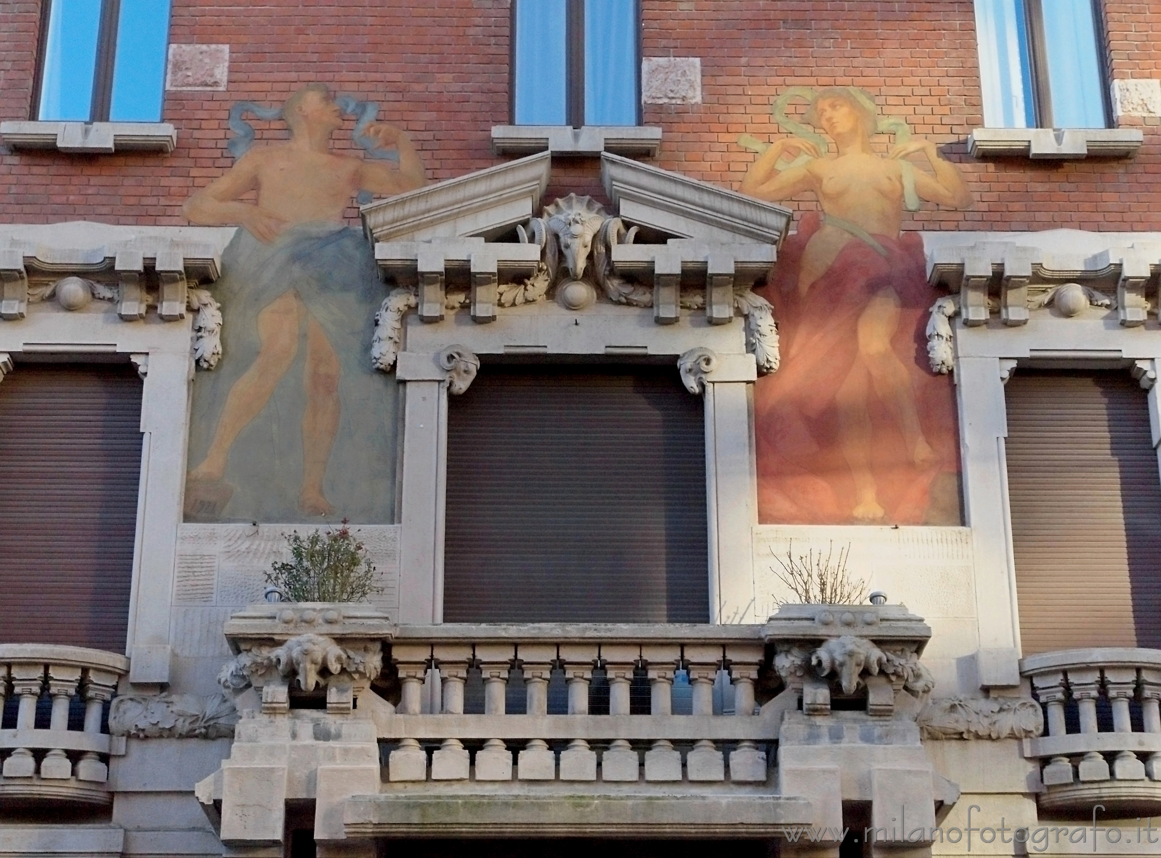 Milano - Facciata della Casa Meregalli in via Mozart